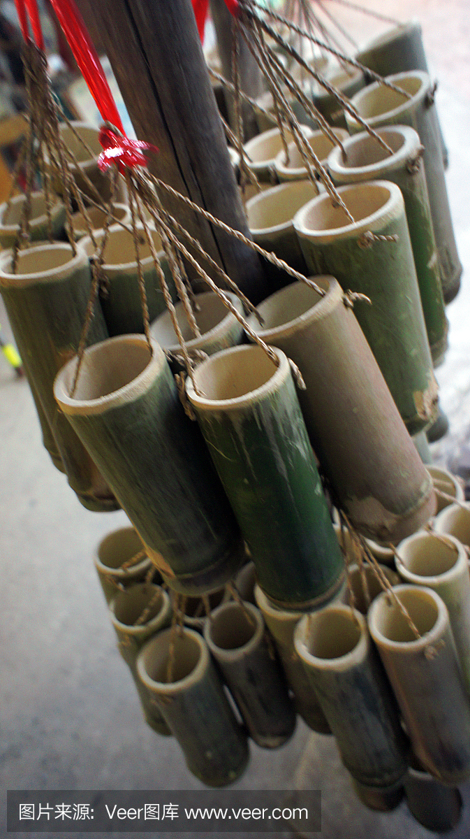 竹子被切成碎片用作饮料容器
