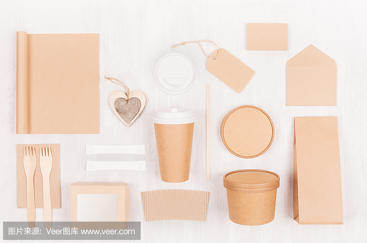 环保循环纸包装的快餐,模板设计,广告和品牌-心脏,空白笔记本,杯子,容器,盒子在白木板。
