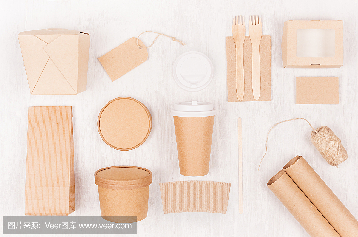 外卖为亚洲烹饪用牛皮纸包装的不同品牌的容器和盒子,空白标签,白色木板上的咖啡杯设置了模型。