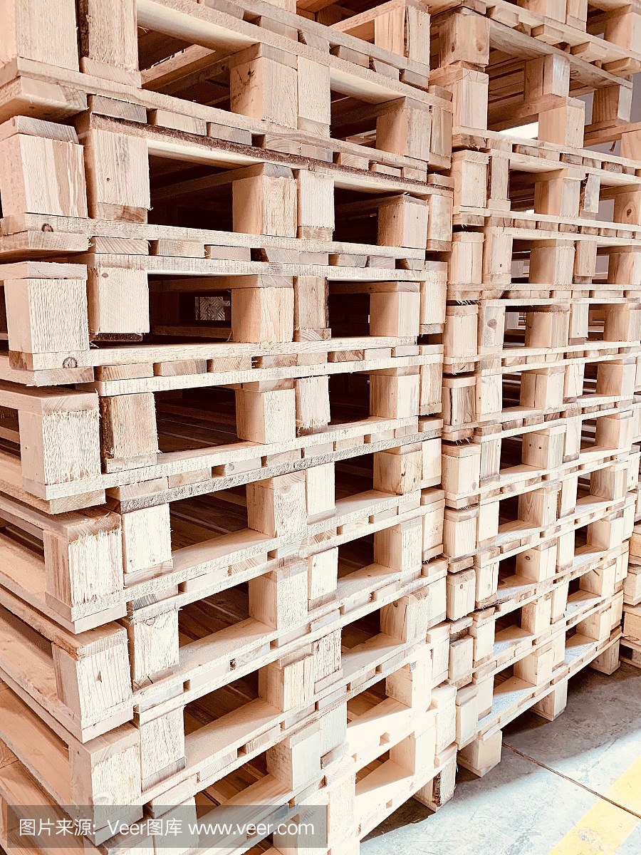 为生产准备的木质托盘的堆叠